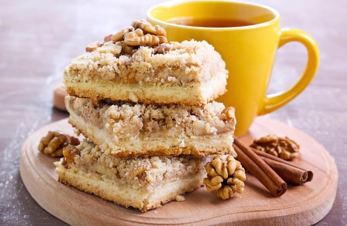 Deliciously Light Winter Snack Staple: Vegan Apple Pie Bars with Date Caramel Sauce