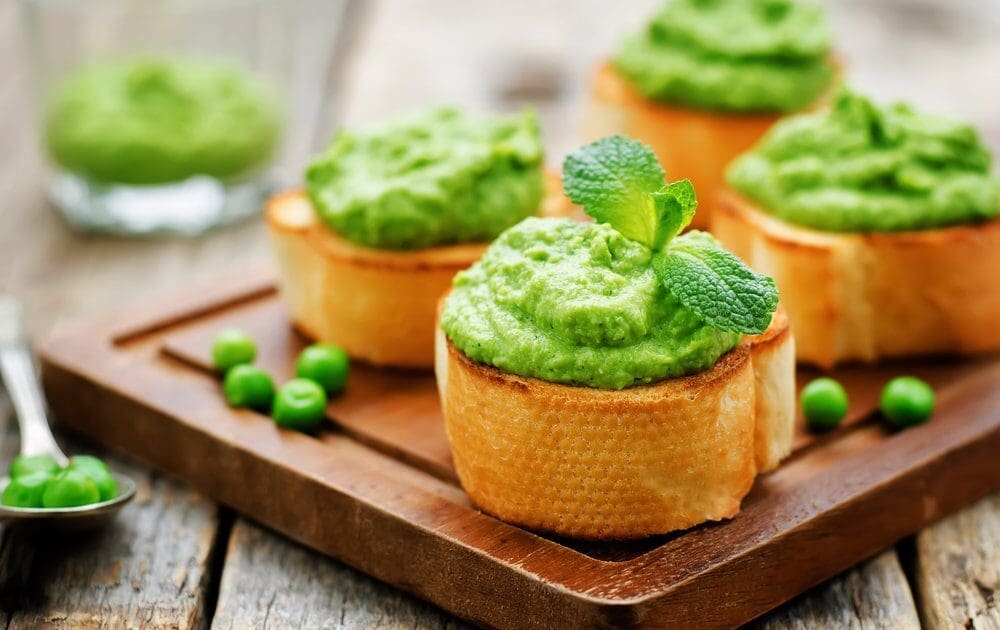 bruschetta with green peas and mint